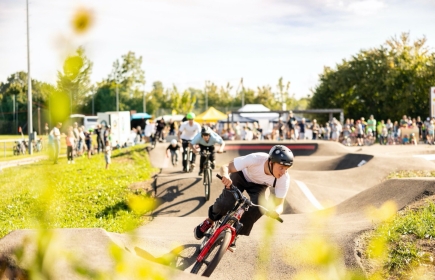 Bildquelle: https://pumptrack5040.ch/wp-content/uploads/2023/09/VIP-Apero_Pumptrackfest-02.09.23-43-min-2048x1365.jpg