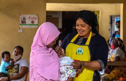 Rotarierin und Impfbeauftragte von Lagos, Bola Orefejo (r.), impft ein Kind gegen Polio. Bild: Rotary International